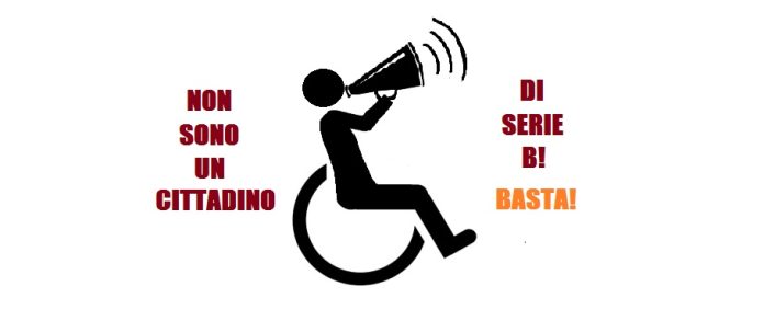 Omino su carrozzina che protesta