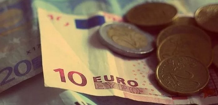 banconote da dieci euro e monete