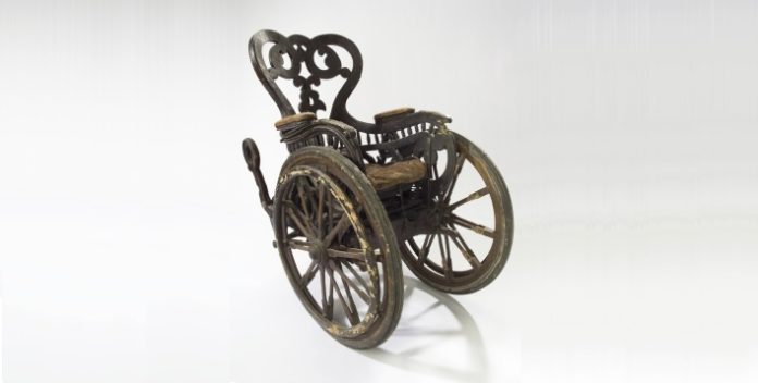 carrozzina antica in legno