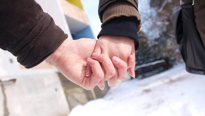 due persone si tengono pr mano