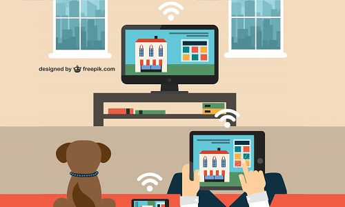 persona che controlla tramite tablet le funzioni della sua casa