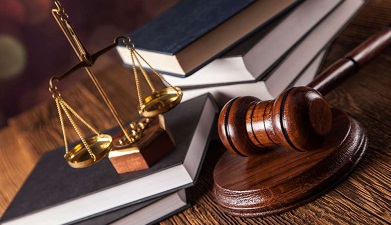 martelletto da giudice, libri e bilancia