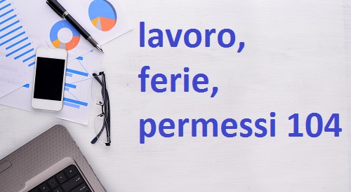 computer e penne su scrivania con scritta "lavoro, ferie, permessi 104"