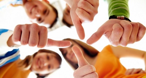 bambini con pollice in alto in cerchio