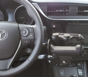 volante adattato cpn comandi a mano per guida disabili