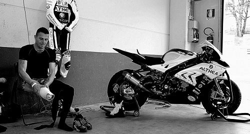 motociclista che si sta preparando per la sua gara in modo