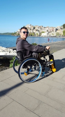 emiliano malagoli in carrozzina con agganciato un propulsore di spinta