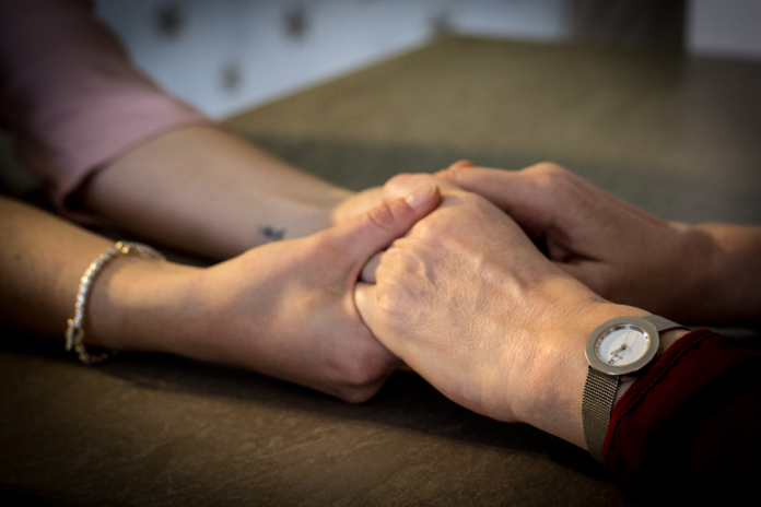 due donne si stringono le mani