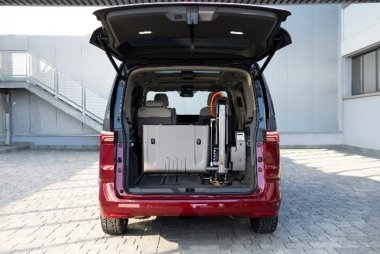 Trasporto persone con disabilità su Volkswagen Multivan allestito con Sollevatore Fiorella Retro VW Multivan 1