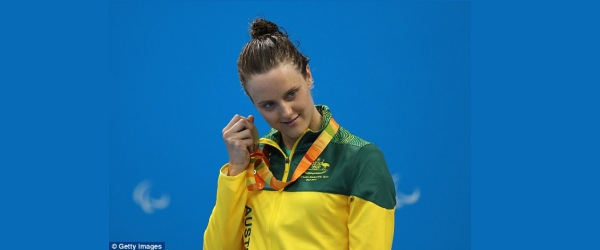 atleta accosta medaglia all'orecchio