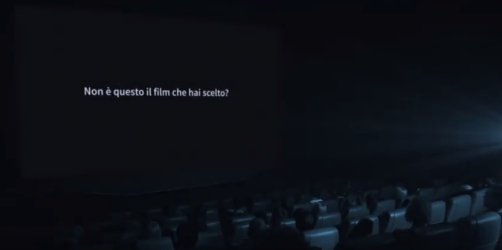 sala cinematografica con scritto "non è il film che hai scelto?"