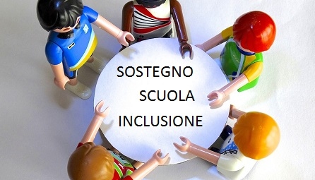bambini attorno ad un tavolo dove sta scritto: sostegno, scuola, inclusione