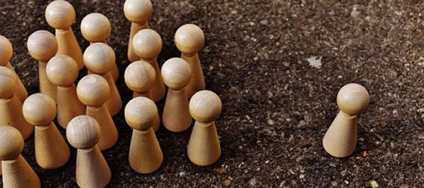 una pedina isolata da un gruppo compatto di pedine