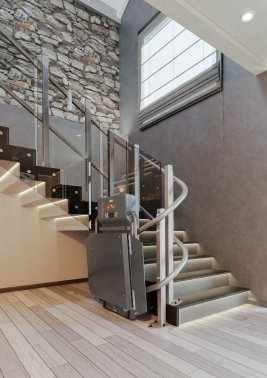 Stairiser CE, il montascale con pedana su scale curve per anziani e disabili in carrozzina montascale Stannah chiuso