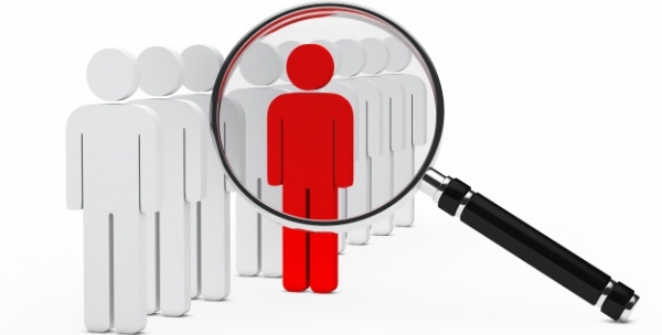 persona distinta fra le altre tramite una lente di ingrandimento