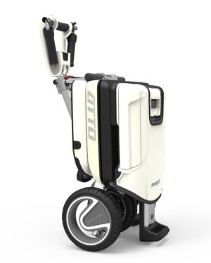 Ausili in viaggio: Atto, lo scooter pieghevole per disabili e anziani che diventa un trolley scooter trasformato in trolley