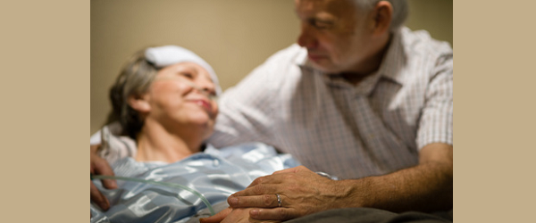 un signore assiste la moglie a letto