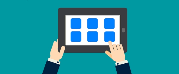 mani che selezionano comandi su un tablet