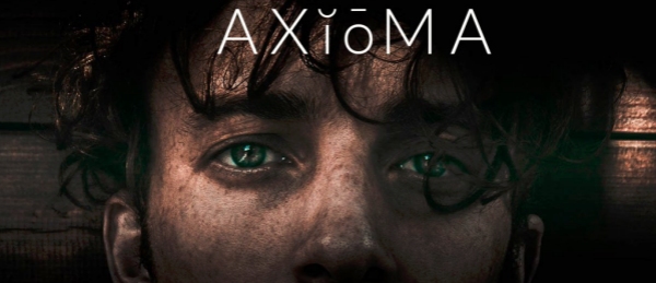 il volto di un ragazzo in penombra con sopra in alto la scritta AXIOMA