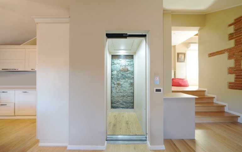 miniascensore armonico elettrico in un ambiente domestico