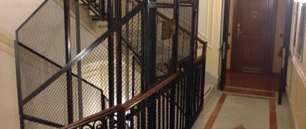 un ascensore all'interno di un condominio