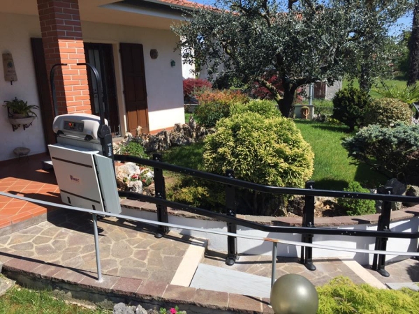 V65 in vialetto da giardino