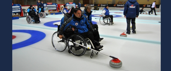 giocatore di curling in carrozzina