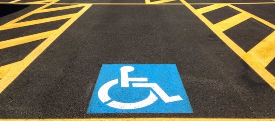 strisce gialle e blu di sosta riservata a disabili