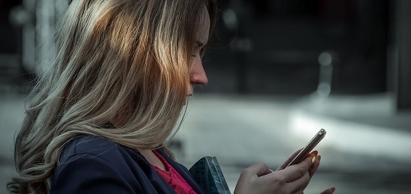 immagine di donna che utilizza uno smartphone di ultima generazione