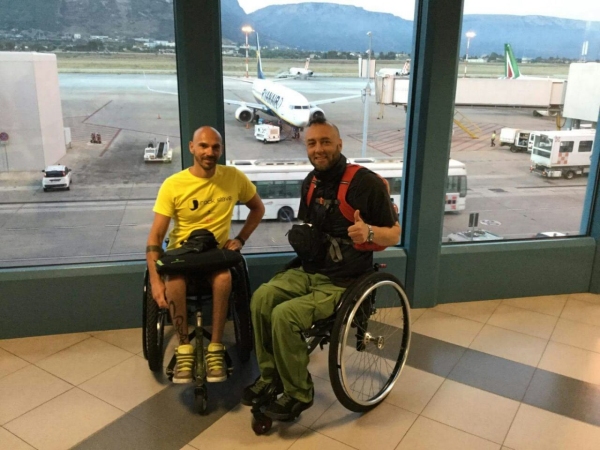 Luca Paiardi e Danilo Ragona assieme all'aeroporto