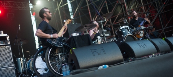 Gli Stearica sul palco mentre suonano, il focus è su Luca Paiardi, bassista in carrozzina
