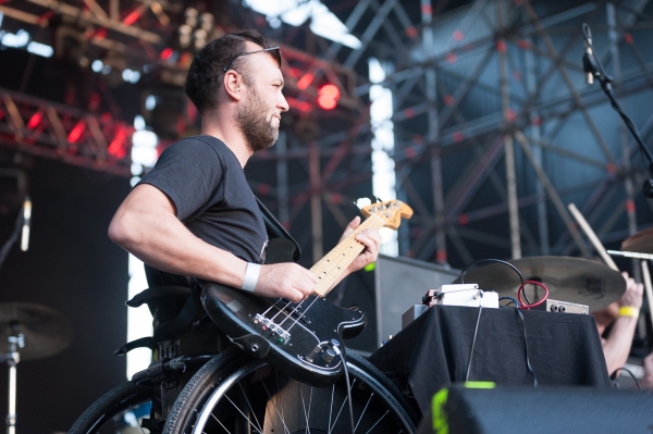 Primo piano di Luca Paiardi durante un concerto degli Stearica