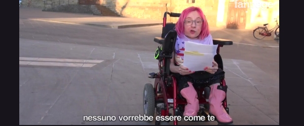 frame del video con Ilaria che legge una lista di offese