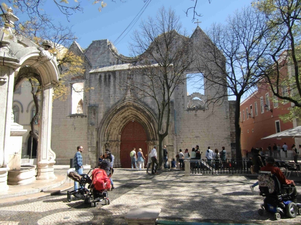 Largo Carmo Lisbona visitato in carrozzina