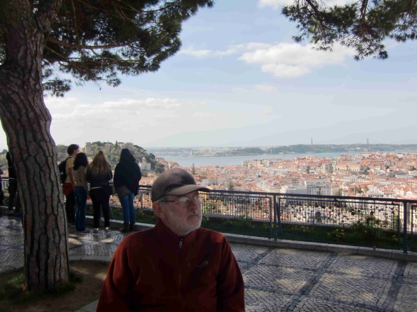 Mirko Ferranti con il miradouro di Lisbona alle spalle