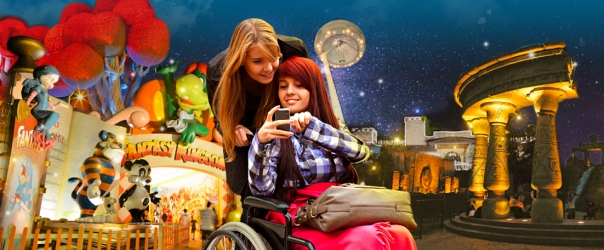 ragazza in carrozzina con amica a Gardaland