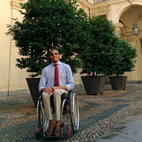 Driss Saaid in vestito elegante