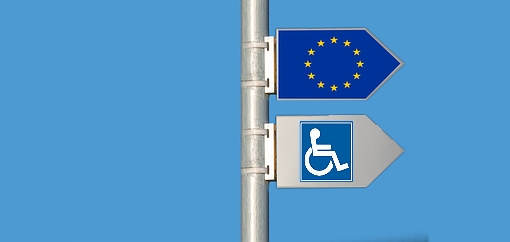 segnale stradale con frecce rappresentanti l'UE e le persone disabili, rivolte nella stessa direzione