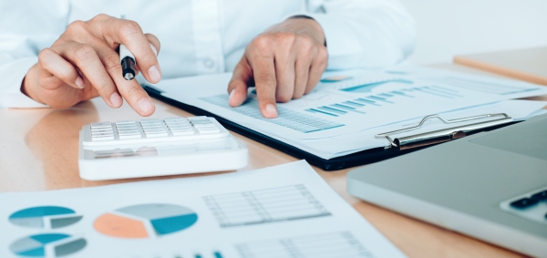 contabile grafici su dei fogli e usa una calcolatrice