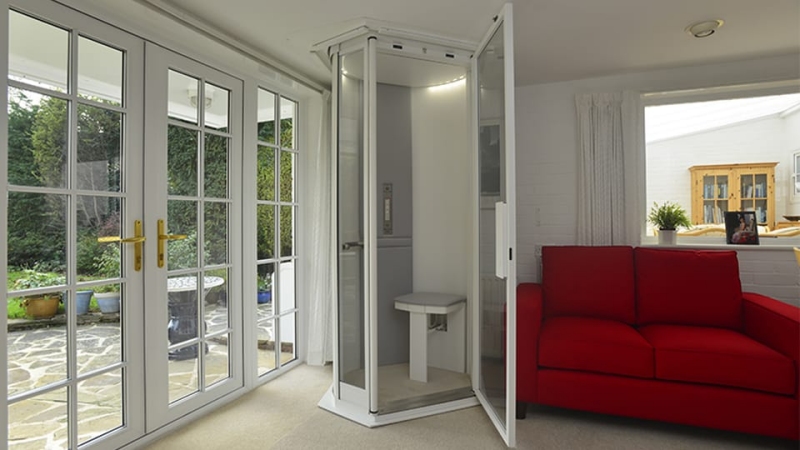 Mini-ascensore piccolo e capiente senza vano di corsa installabile ovunque per anziani e disabili Salise ascensore salotto 1 1