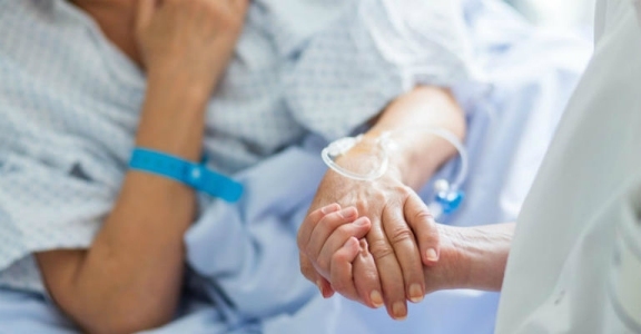 mani che si tengono in ospedale