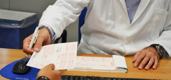 medico porge ad un paziente una ricetta rossa compilata
