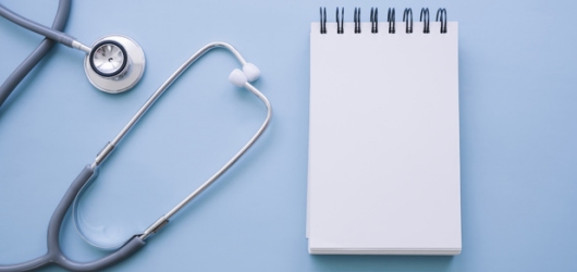 stetoscopio e blocnotes