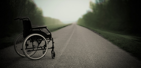 sedia a rotelle su una strada di campagna vuota