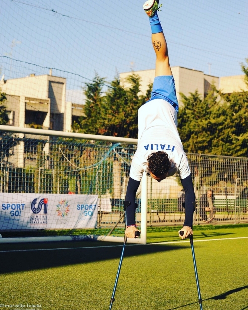 francesco messori fa una capriola con stampelle