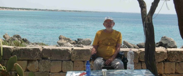 Mirko Ferranti su panorama di punta Prosciutto in Puglia