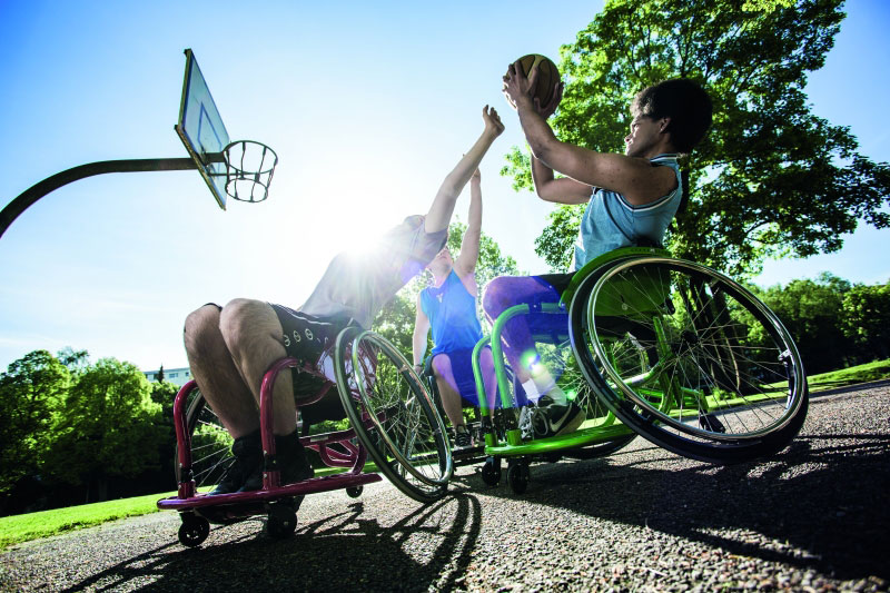 azione di basket in carrozzina