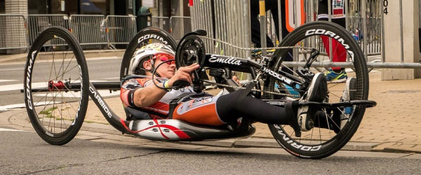 ciclista in handbike su asfalto