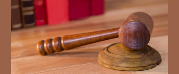 martelletto di tribunale appoggiato