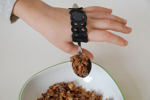 fascia assicura alla mano il cucchiaio